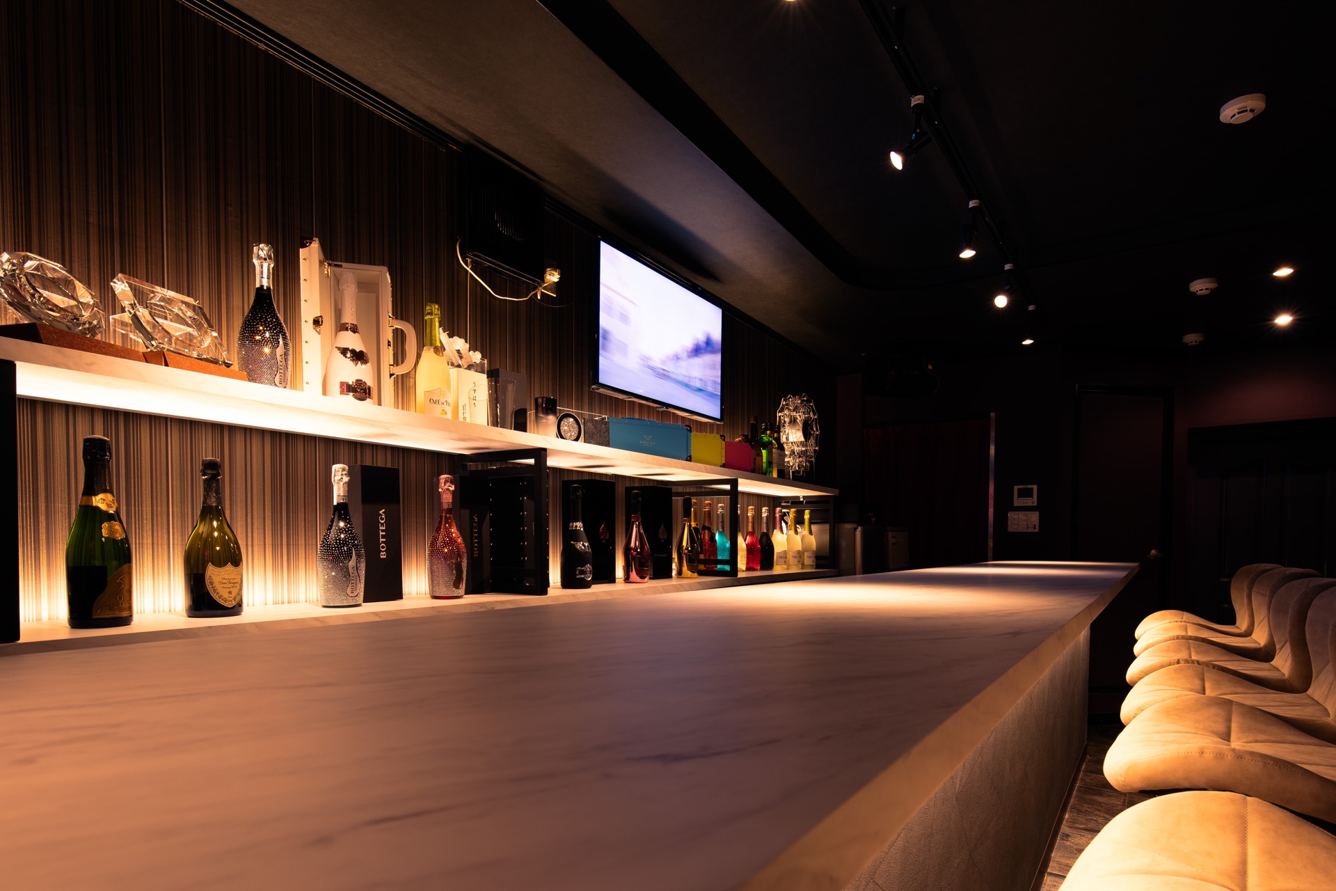Bar All-in実店舗の白いロングカウンターと客席