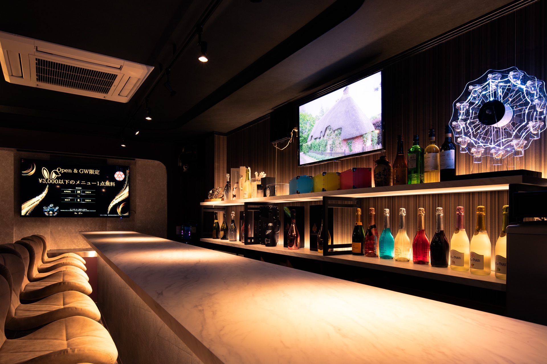 Bar All-in実店舗のカウンターとボトル棚